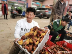 野生菌大量上市，見(jiàn)手青、牛肝菌都降價(jià)啦 ()