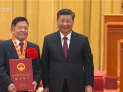 全國脫貧攻堅(jiān)楷模李玉院士：這個(gè)榮譽(yù)屬于整個(gè)食用菌產(chǎn)業(yè)，科學(xué)家只在黑板上種田幫不了廣大農(nóng)民 ()