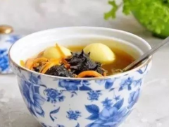 蟲草菇海參濃湯，香濃誘人！ ()