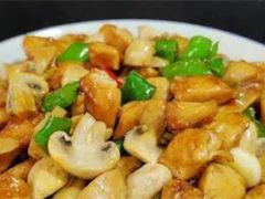 白蘑菇炒雞丁，10分鐘出鍋，鮮嫩到全家搶著吃